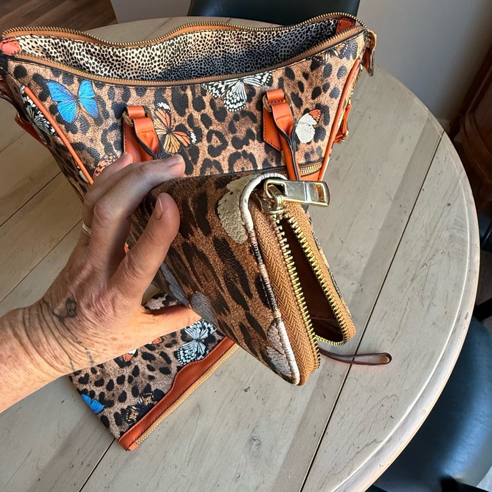 Purse bag, tote, wallet, makeup bag, three-piece set leopard and butterfly print - Picture 3 of 17